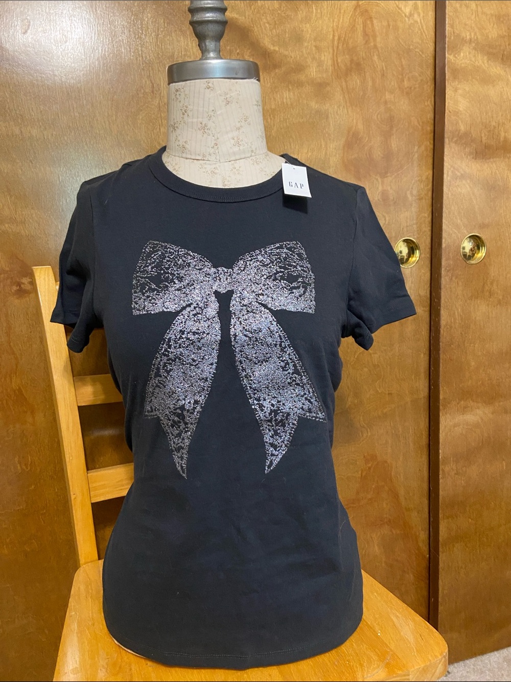 NWT black GAP t shirt with glitter bow print on front.